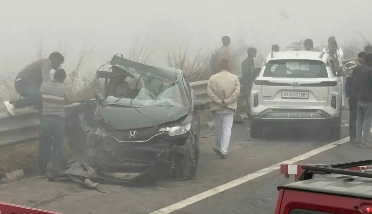 Four pilgrims killed : in early morning crash on delhi-mumbai expressway