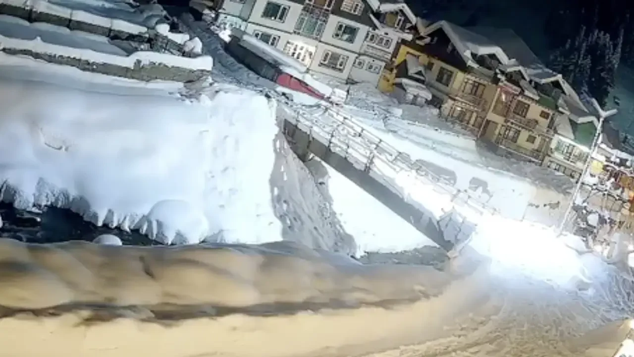 Sonamarg: avalanche sweeps through snow buries homes and hotels overnight
