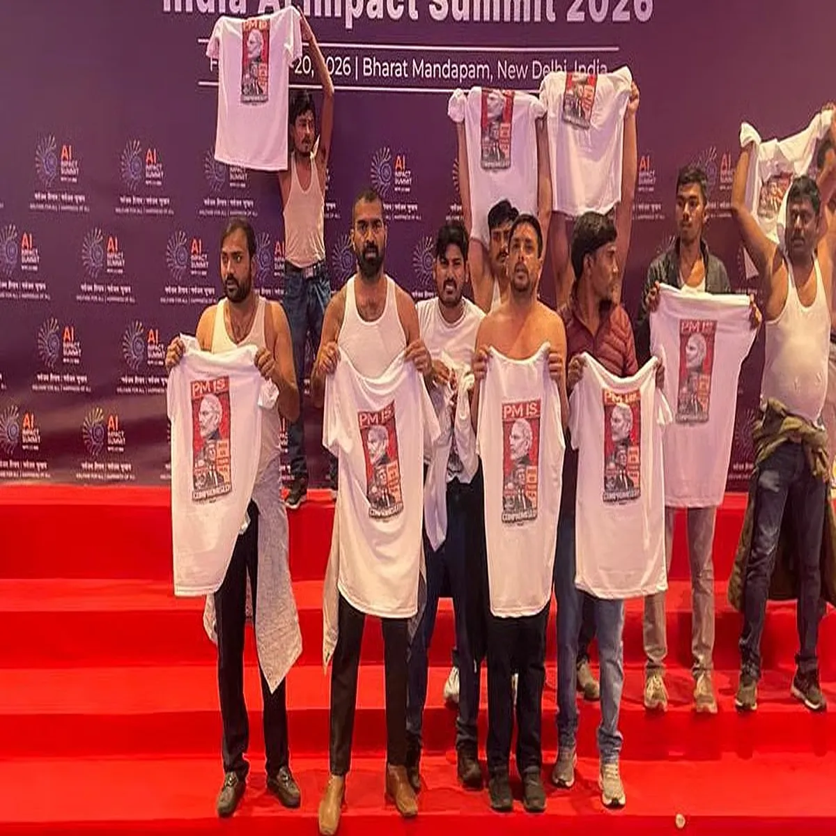 Summit fadnavis criticises youth congress protest