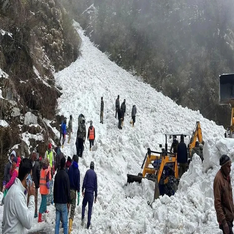 Avalanche bhaderwah highway blocked