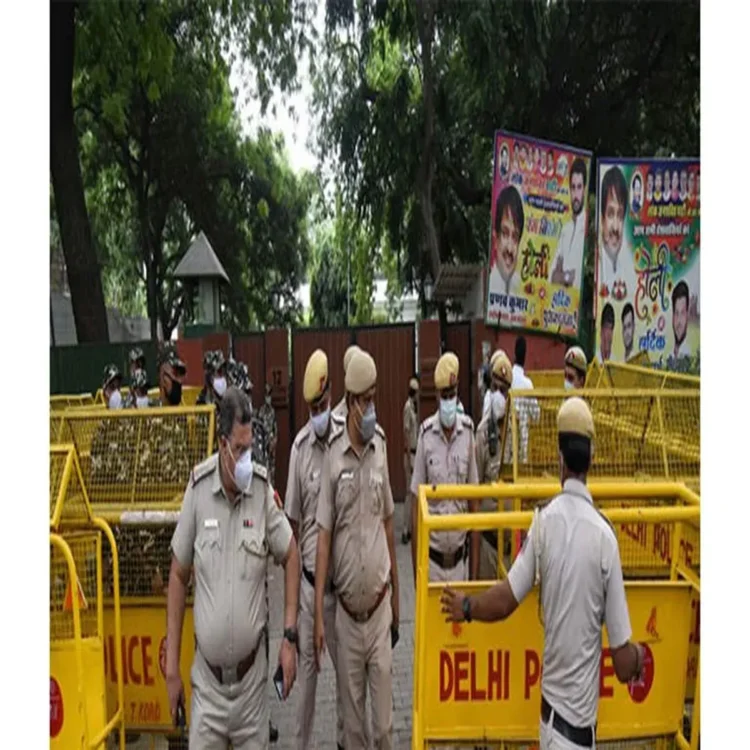 Delhi attack man hospitalised mehrauli intervention