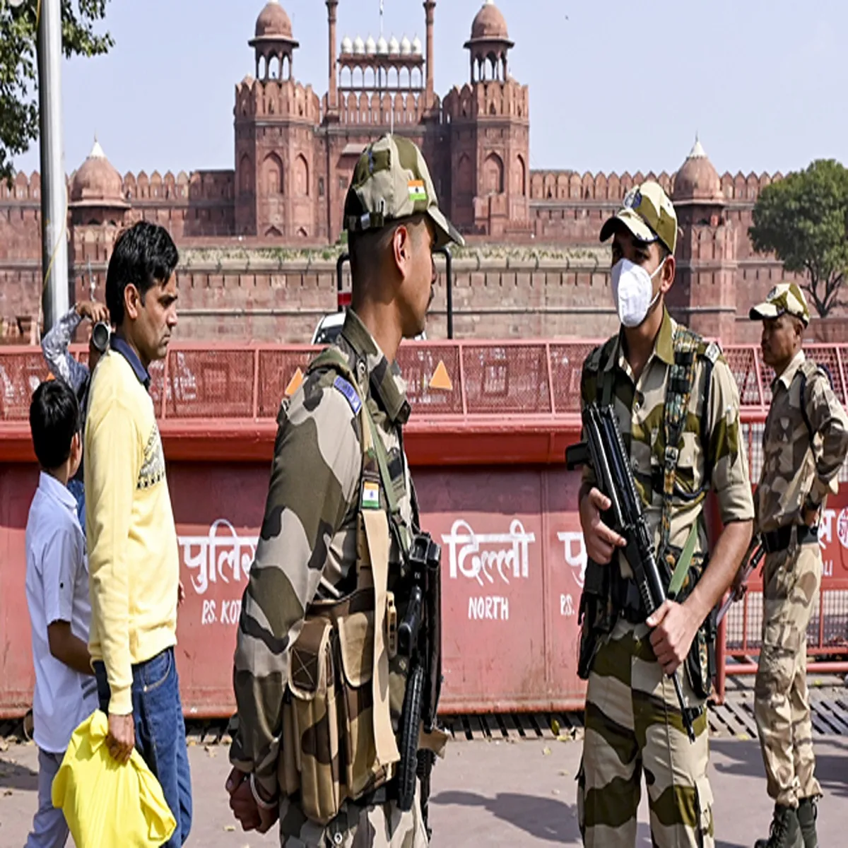 Bombthreat delhi secretariat red fort among