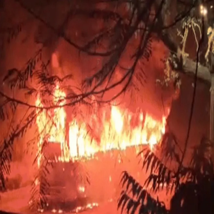 Delhi bus fire helper death