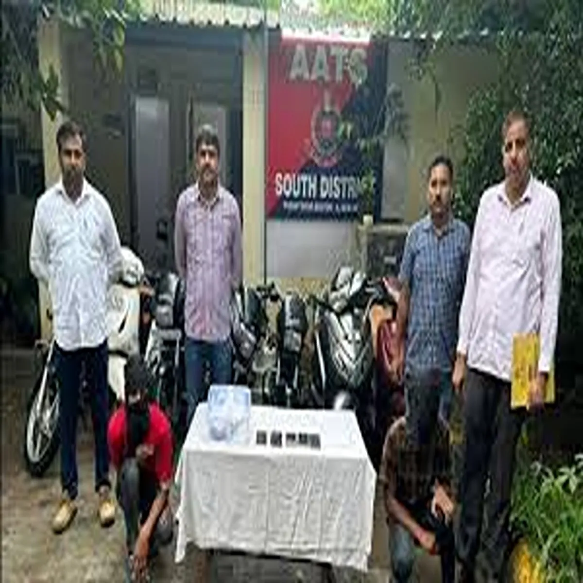 Crime two arrested delhi mobile snatching