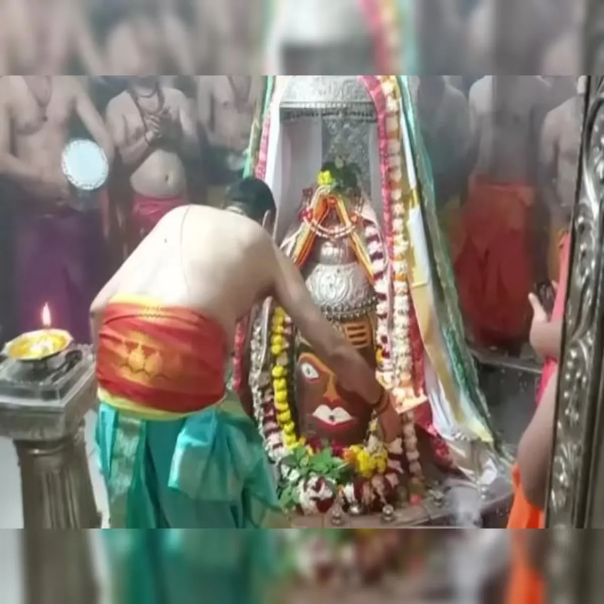 Politics dhankhar offers prayers ujjain mahakaleshwar