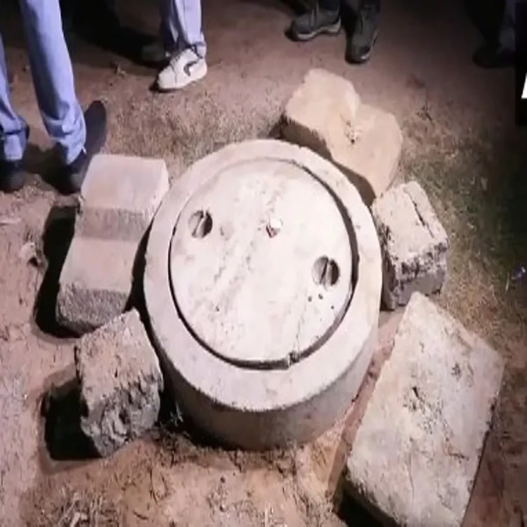 Manhole worker dies delhi sewer