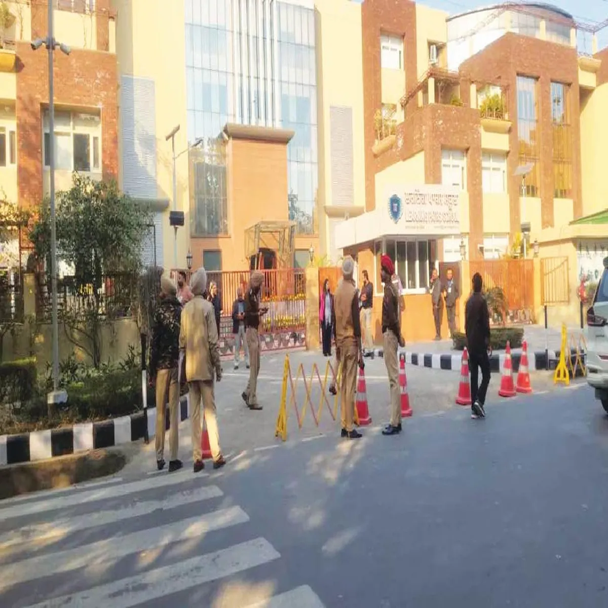 Bombthreat security intensified after threat emails