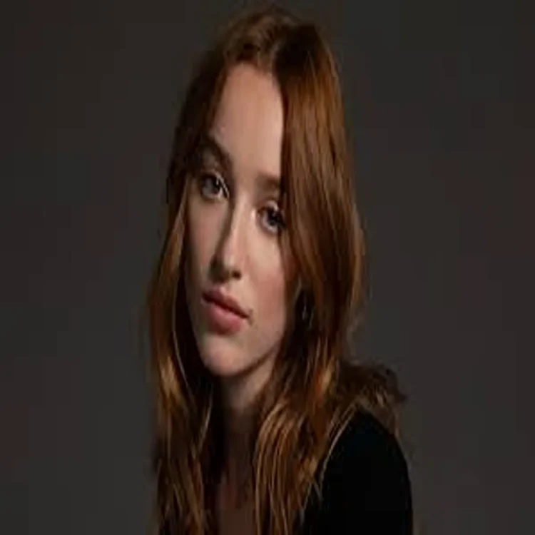 Phoebe dynevor beach read film
