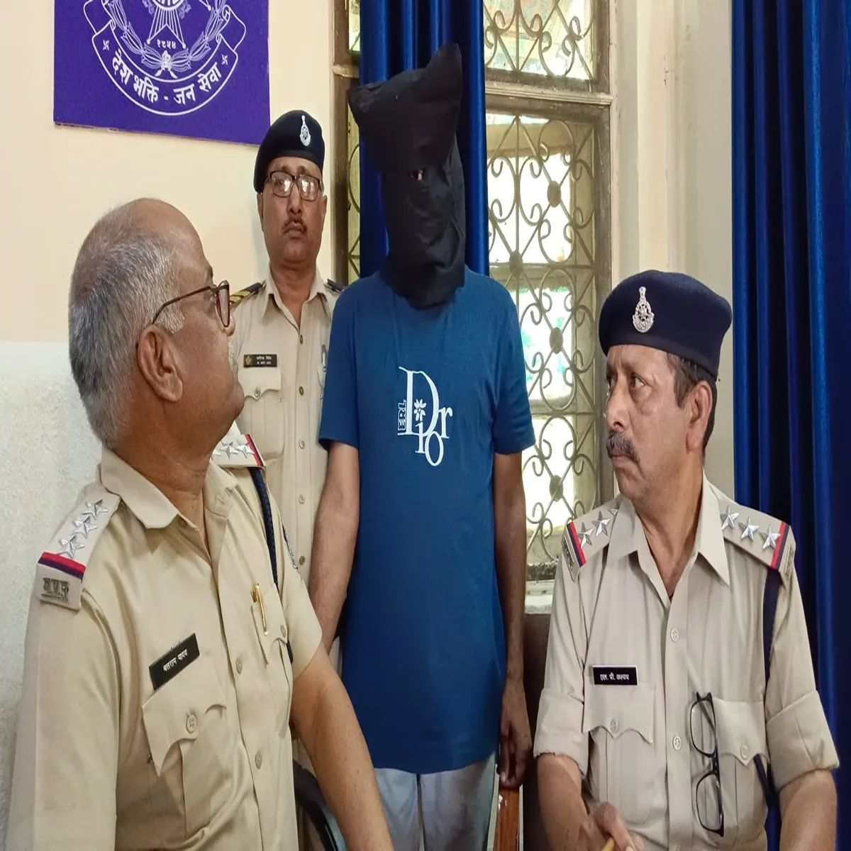 Crime impostor police uniform arrested train