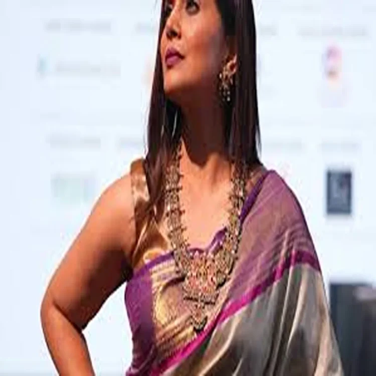 Sonali kulkarni wraps the wives film