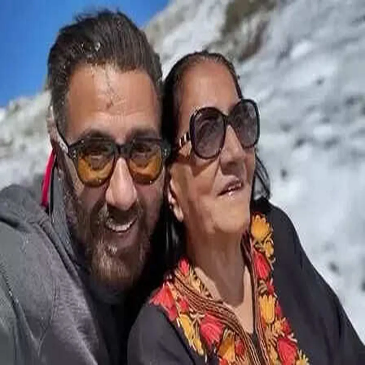 Bollywood sunny deol shares emotional moment