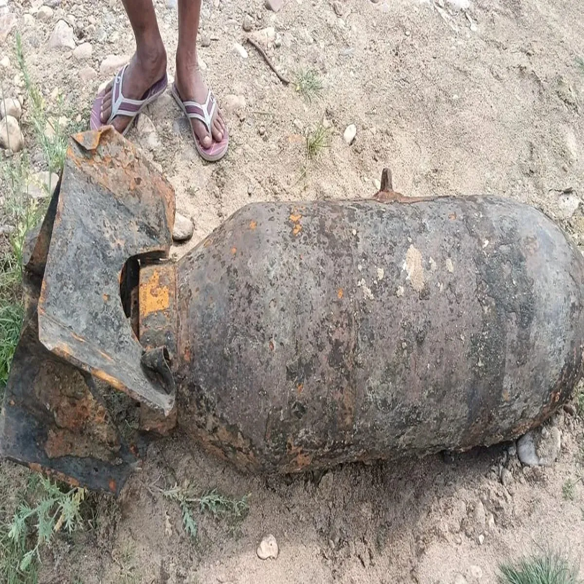 Bombdiscovery unexploded 500 pound device sparks