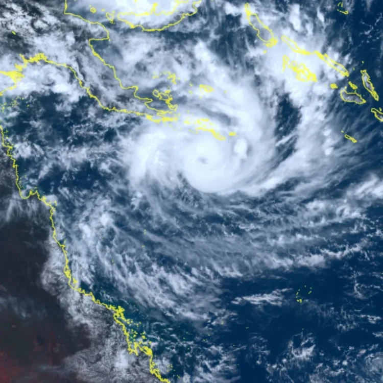 Cyclone narelle queensland threat