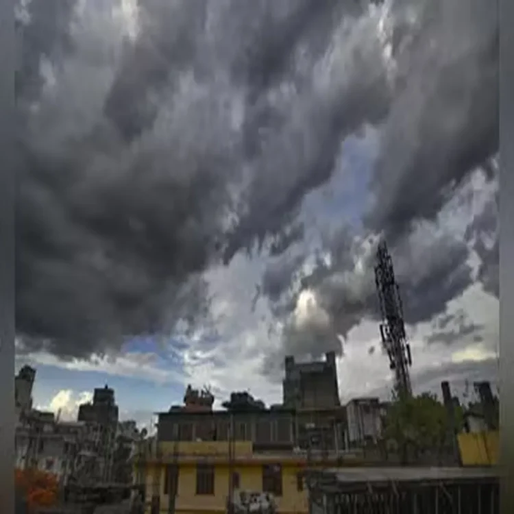 Delhi light rain thunderstorm winds update