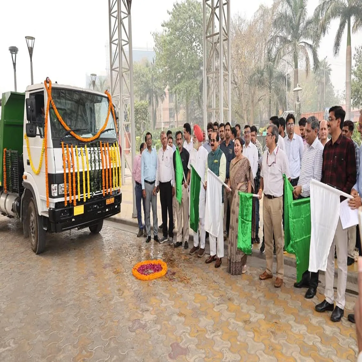 Delhi mayor flags off cng trucks