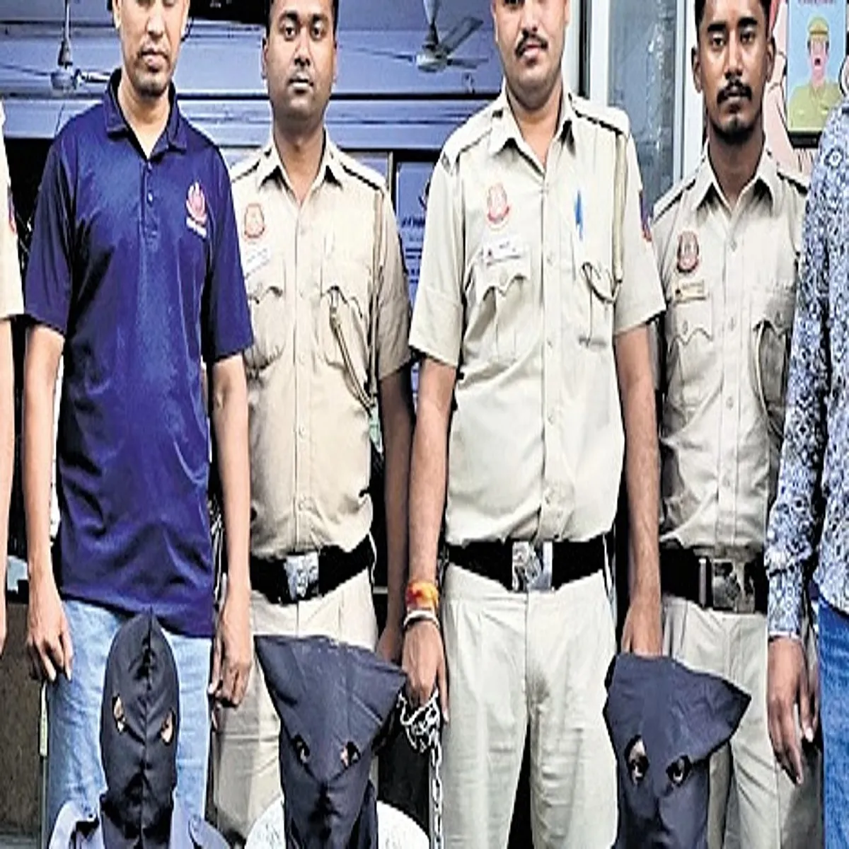 Crime fake officials cheat railway passengers