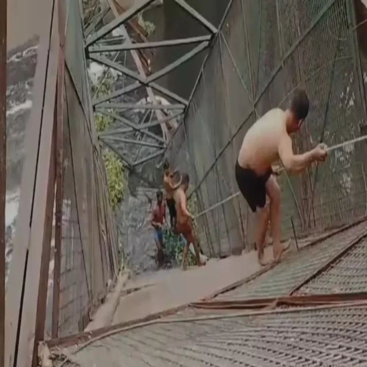 Old bridge collapse delhi woman death