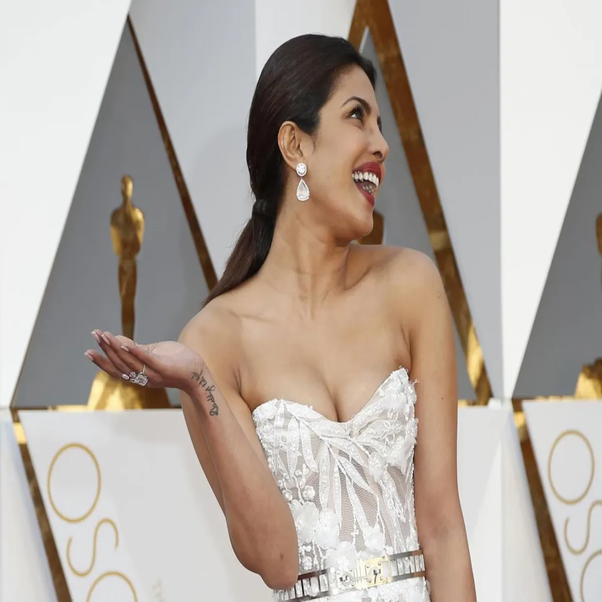 Oscars priyanka chopra presents best international