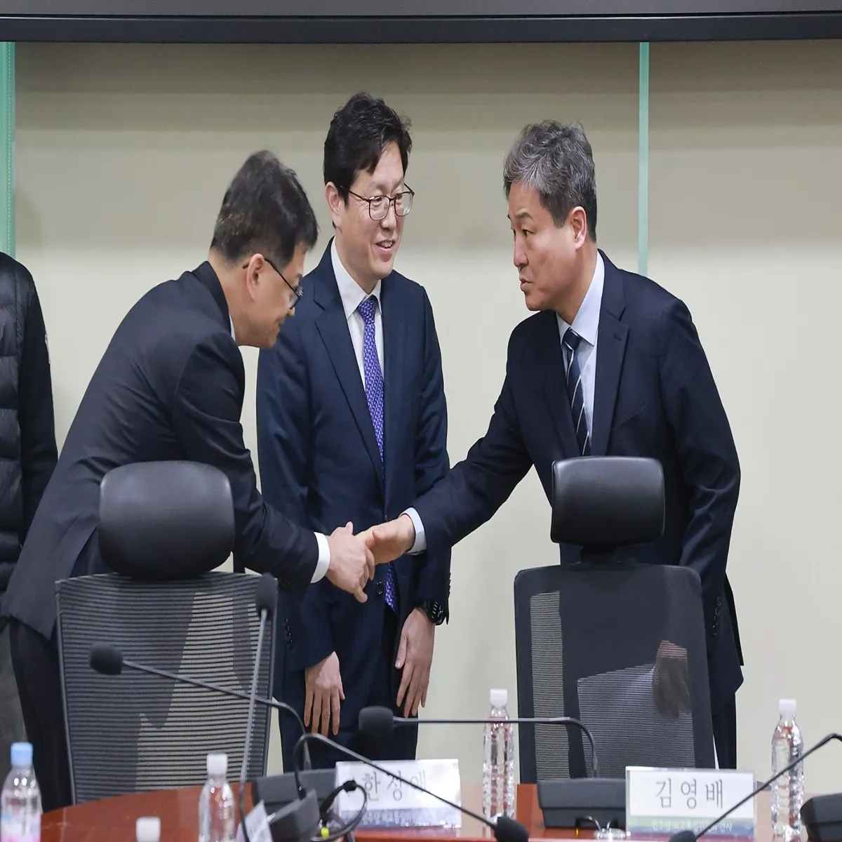 Evacuation south koreans relocated across middle