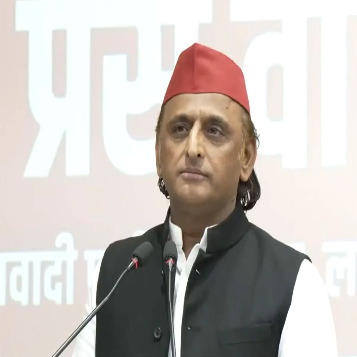 Politics akhilesh yadav criticises bjp women
