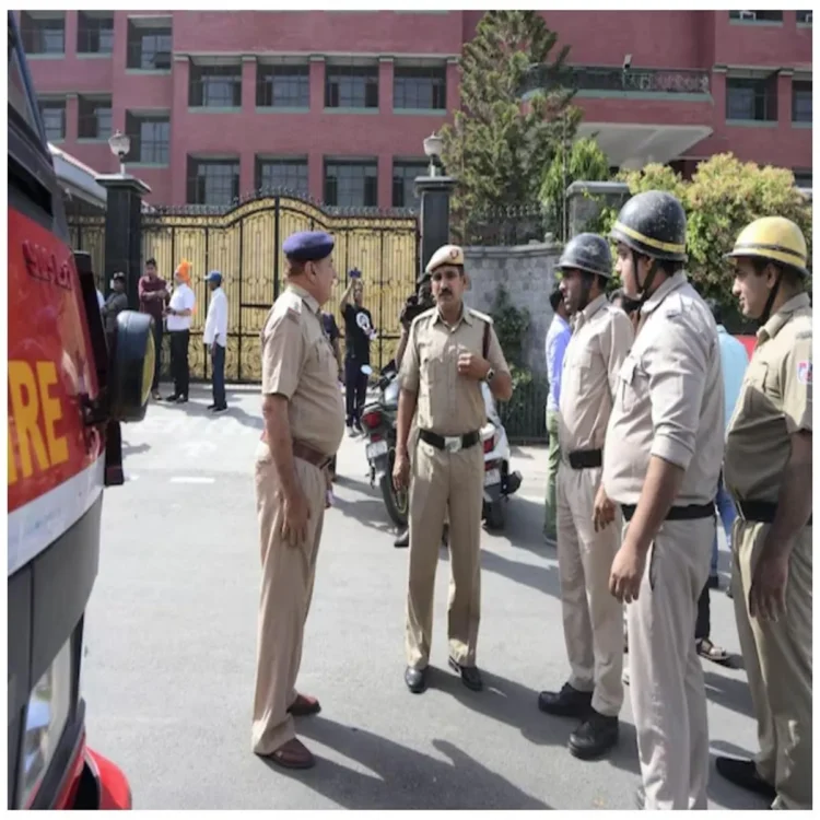 Delhi police arms extortion bust