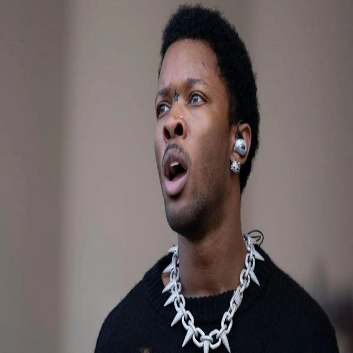 Crime los angeles singer detained after