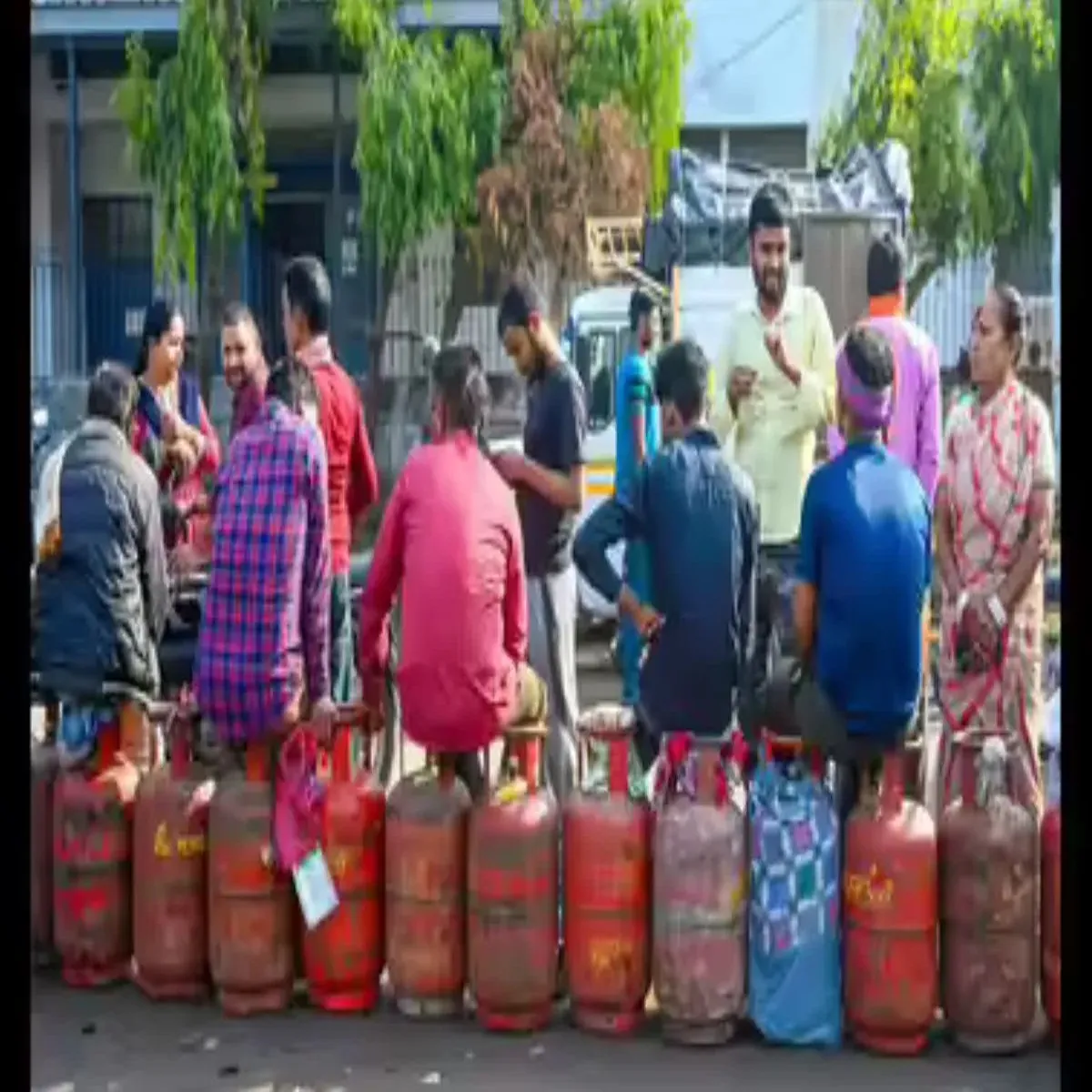Lpg delhi tightens rules streamline cylinder