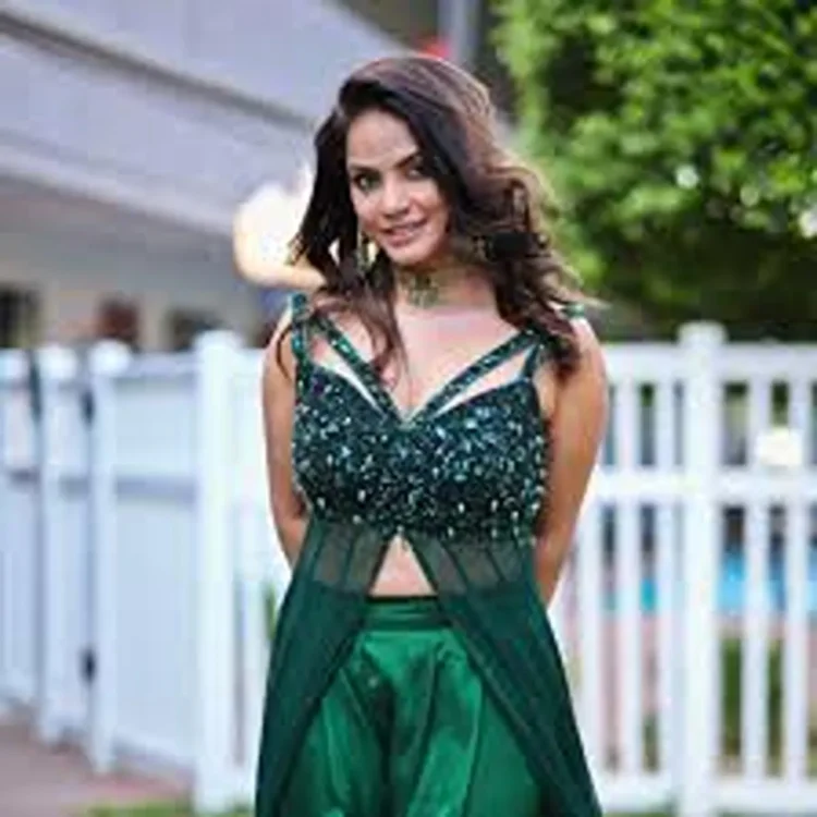 Neetu chandra questions bhojpuri film industry