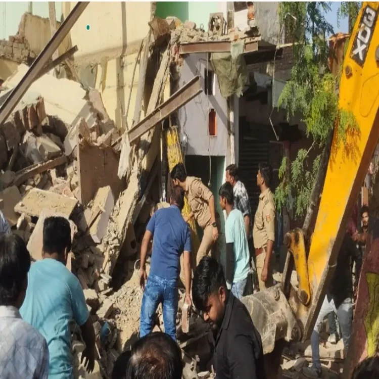 Old building collapse agra
