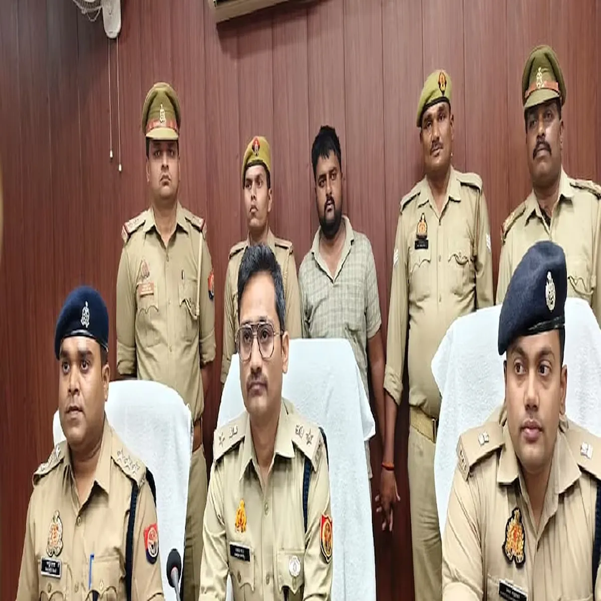 Crime uttar pradesh constable arrested aiding