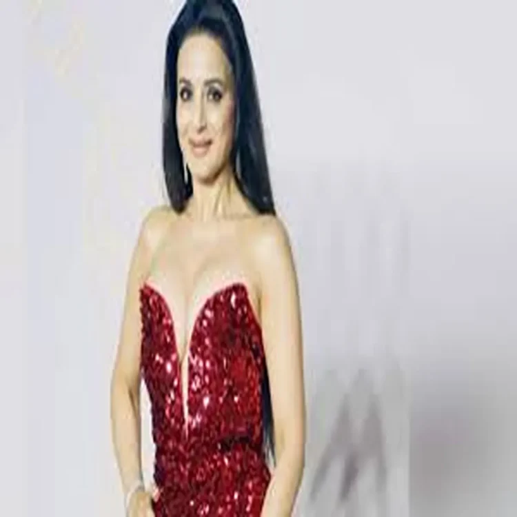 Ameesha patel shakira fifa comeback bollywood pr