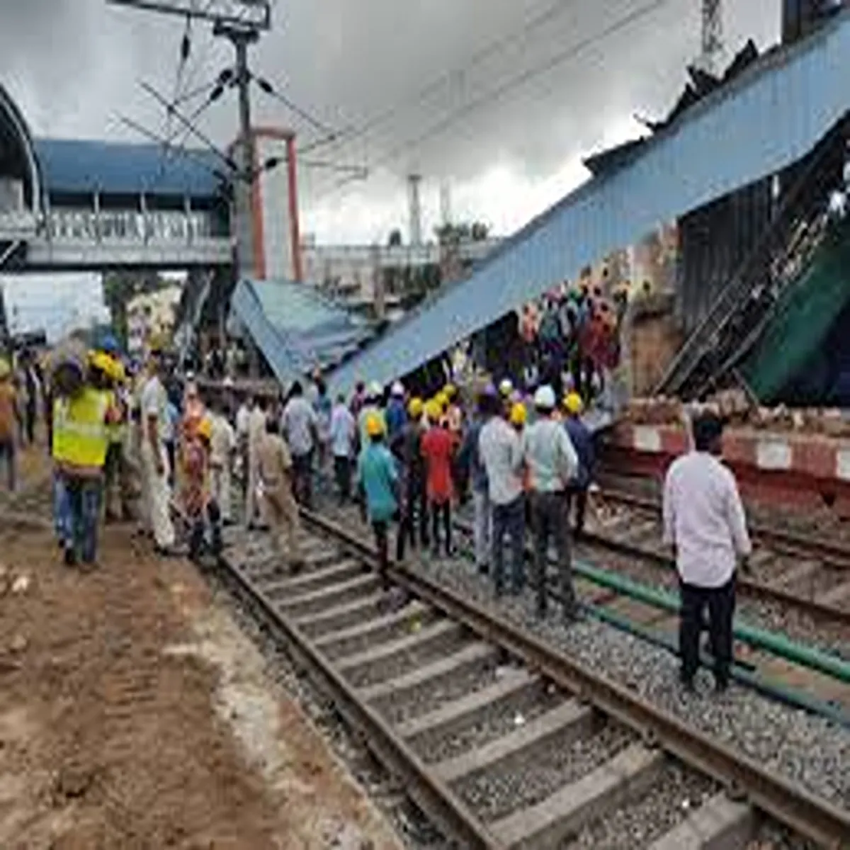 Railwaystation charbagh platform shed collapse injures