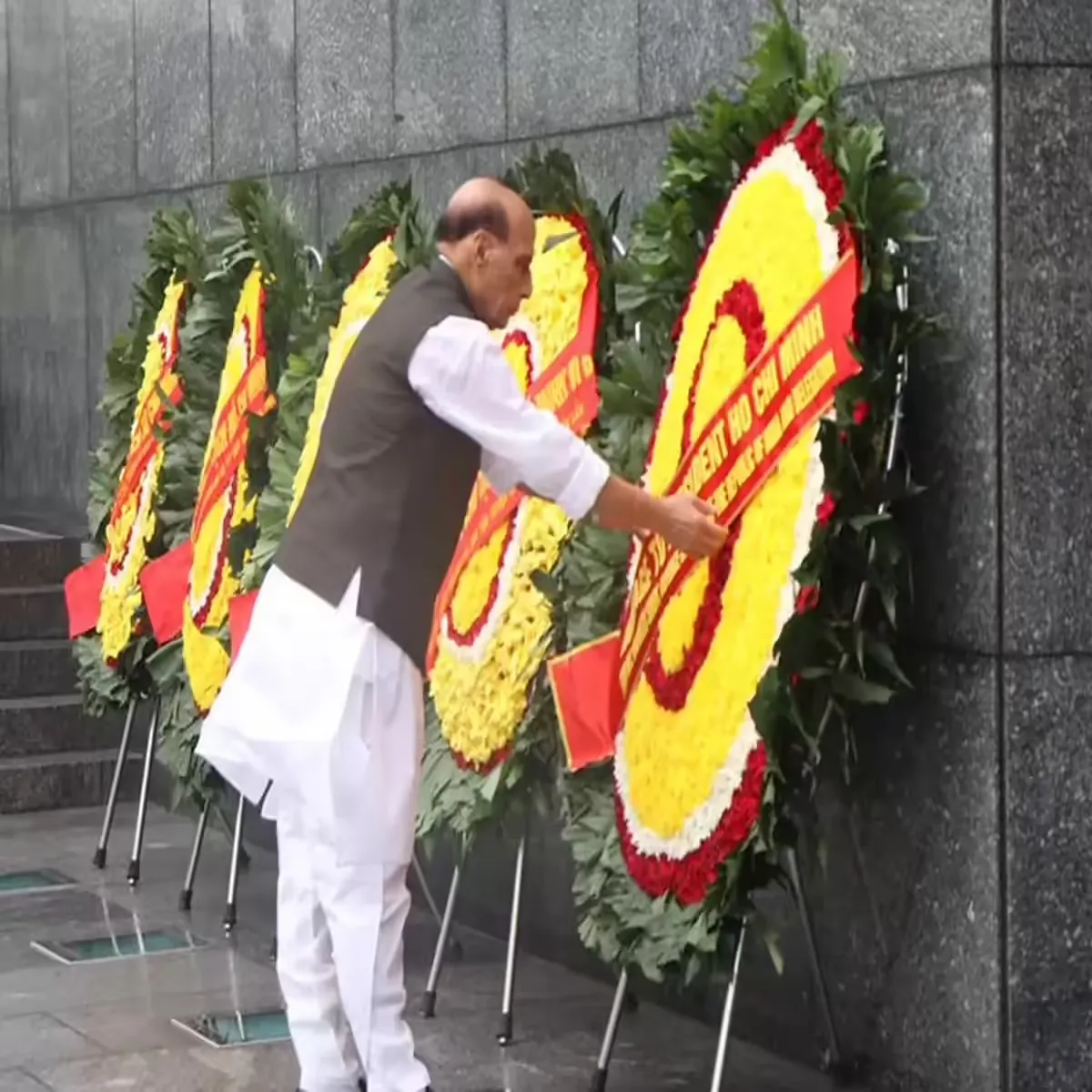 Defenceminister rajnath singh pays tribute chi