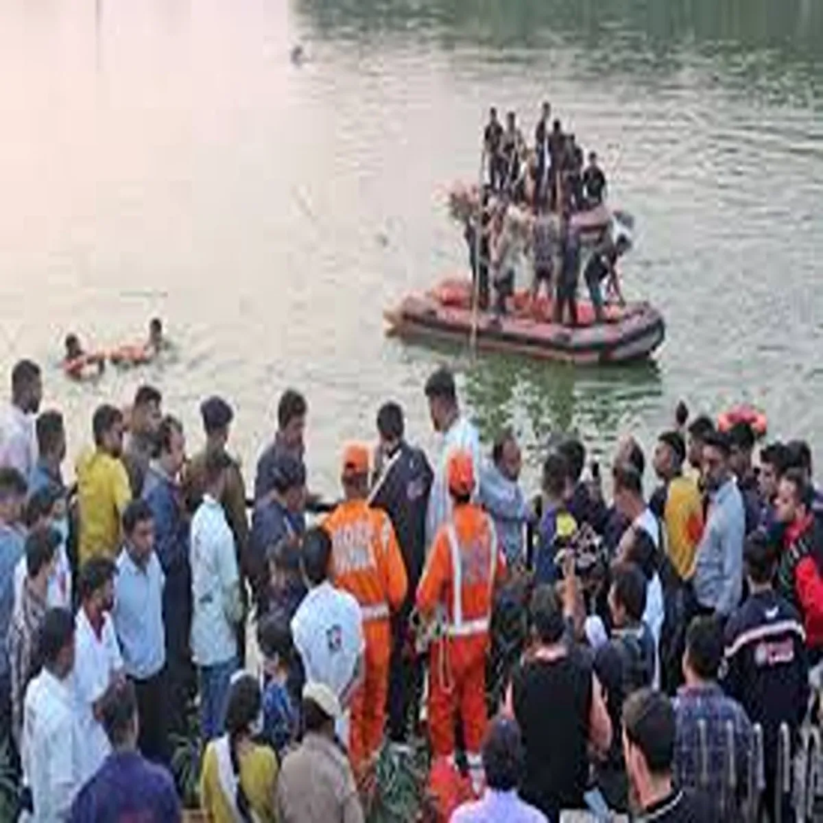 Floodsafety six missing after overloaded boat