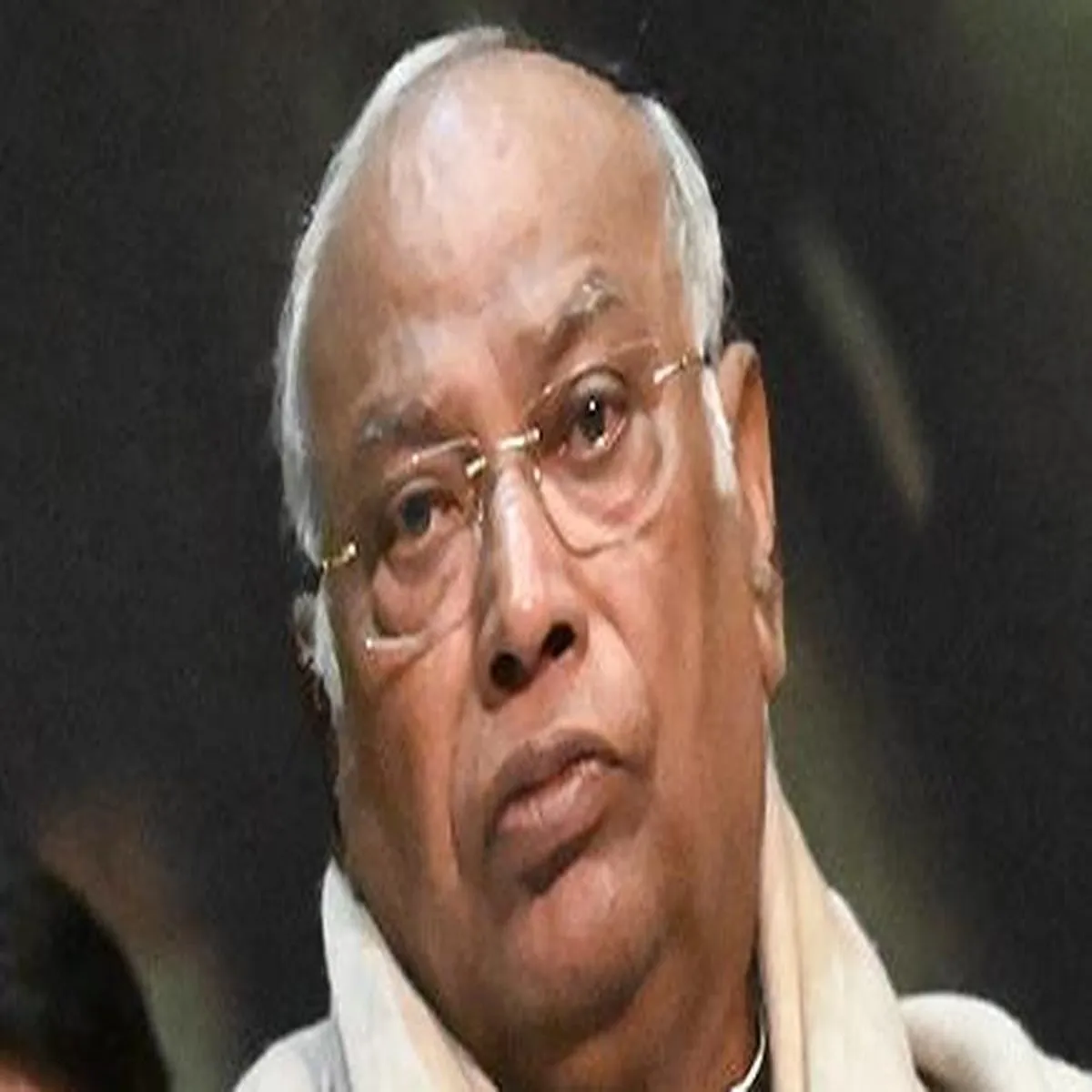 Fuelprices kharge questions centre over continuing