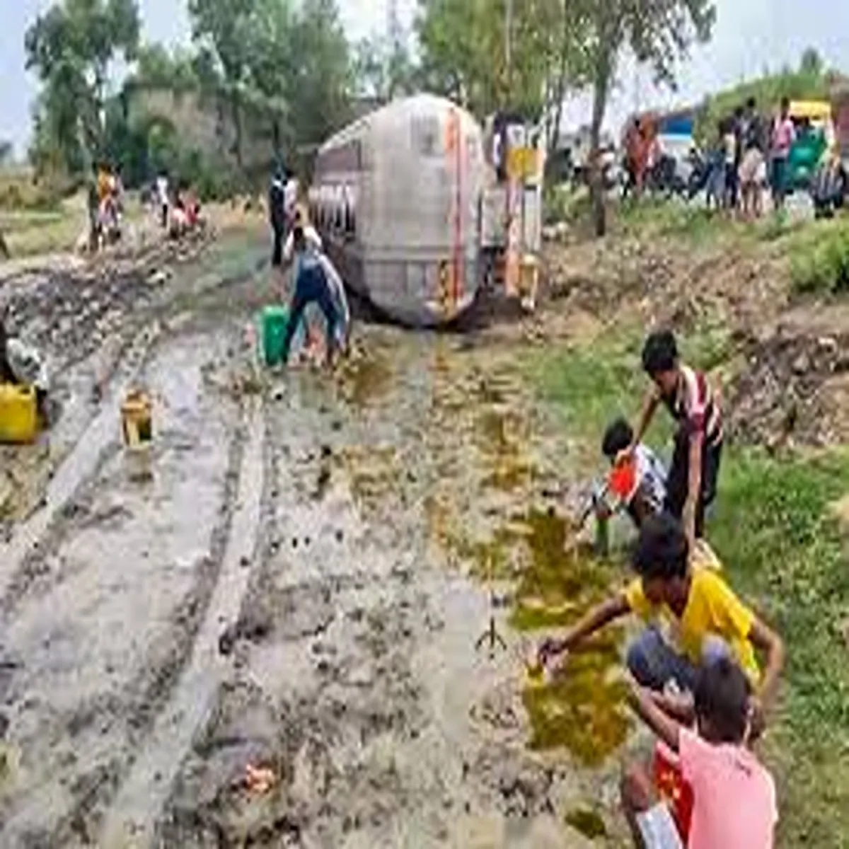 Accident gas tanker crash near amba