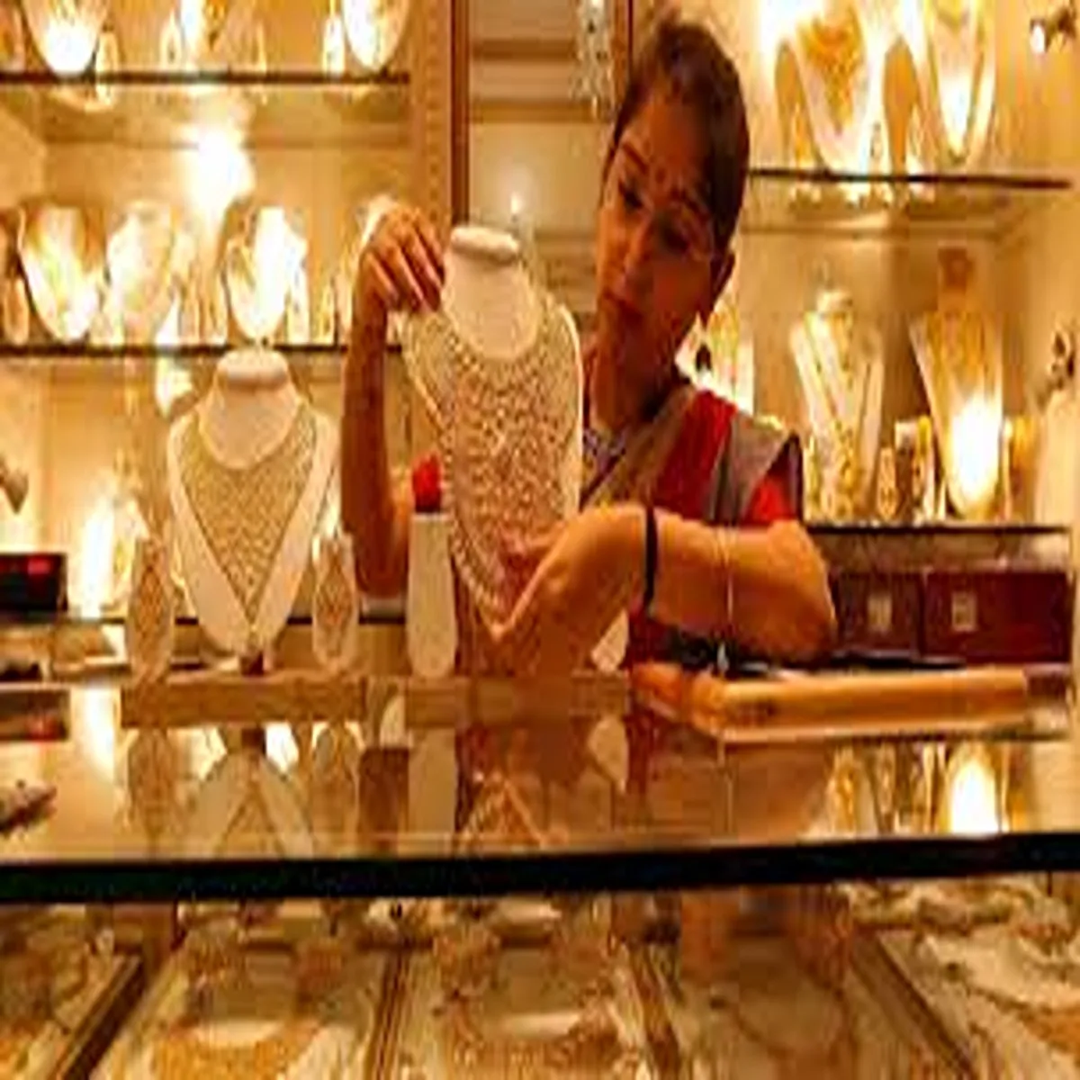 Goldjewellery organised retailers face decade low