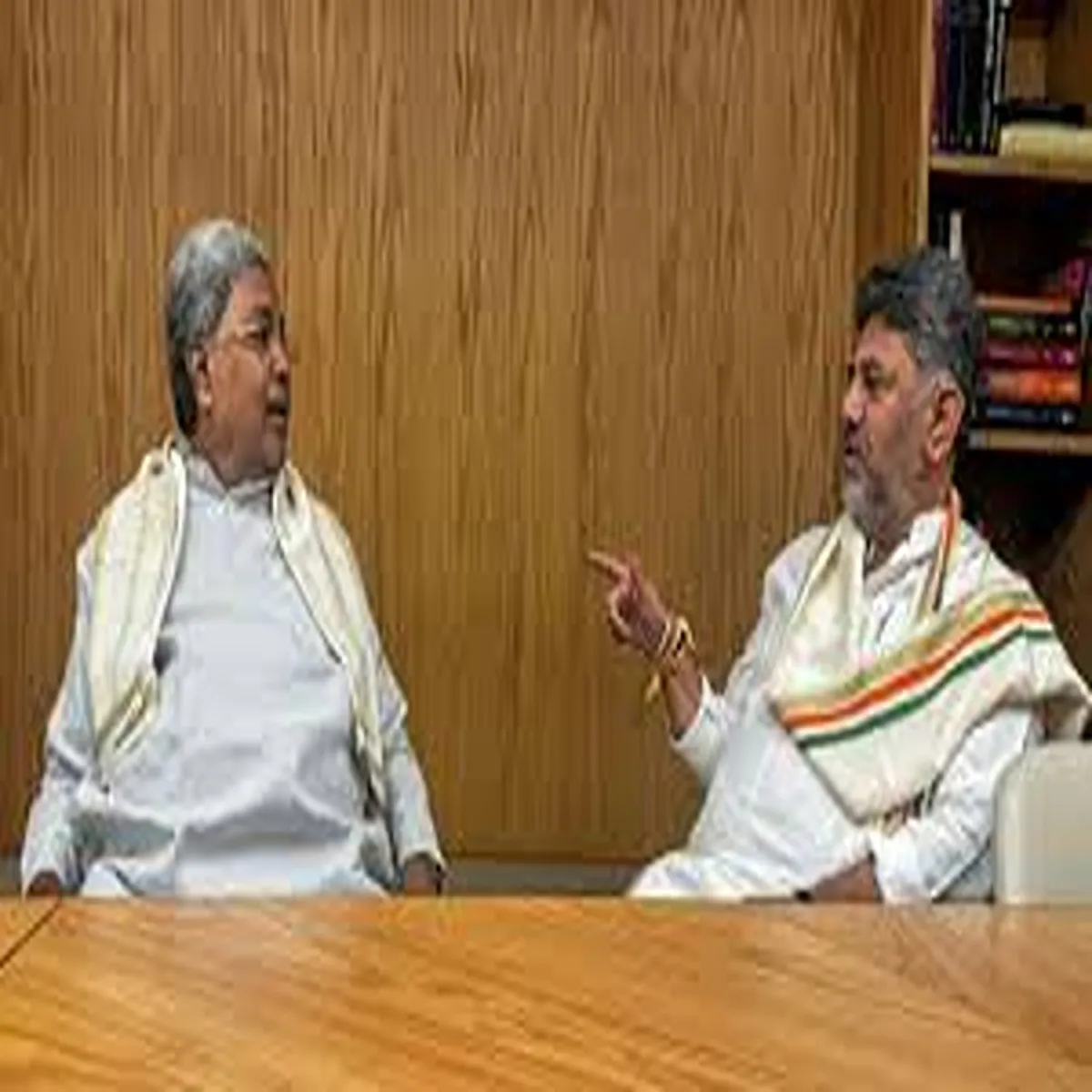 Karnataka shivakumar meets rahul gandhi kharge