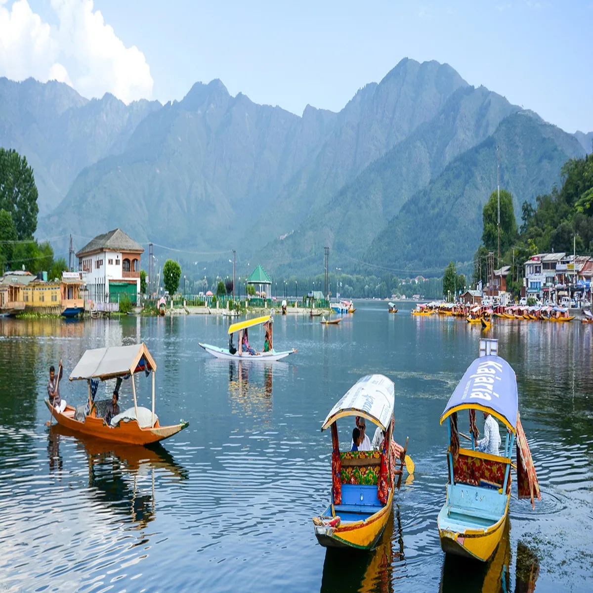Travel kashmir draws tourists pleasant weather