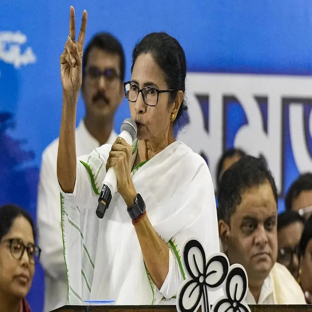 Politics mamata banerjee calls strategy session