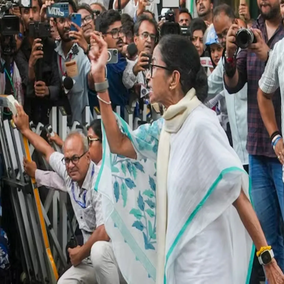 Elections mamata banerjee inspects evm strongroom