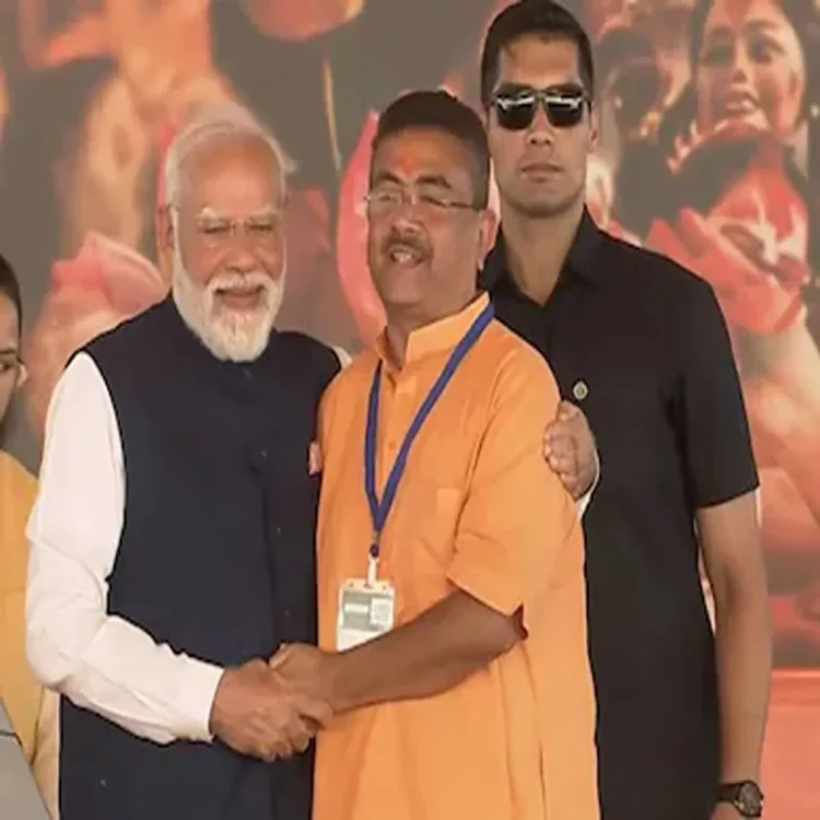 Modi meets bjp veteran at bengal ceremony