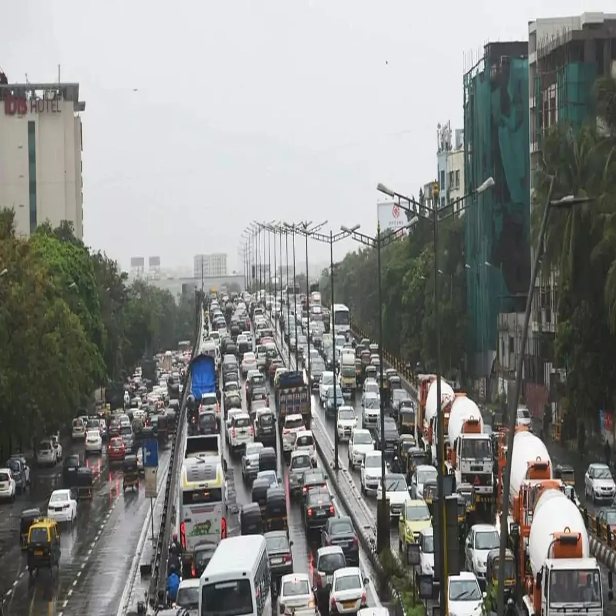 Traffic holiday rush triggers severe congestion