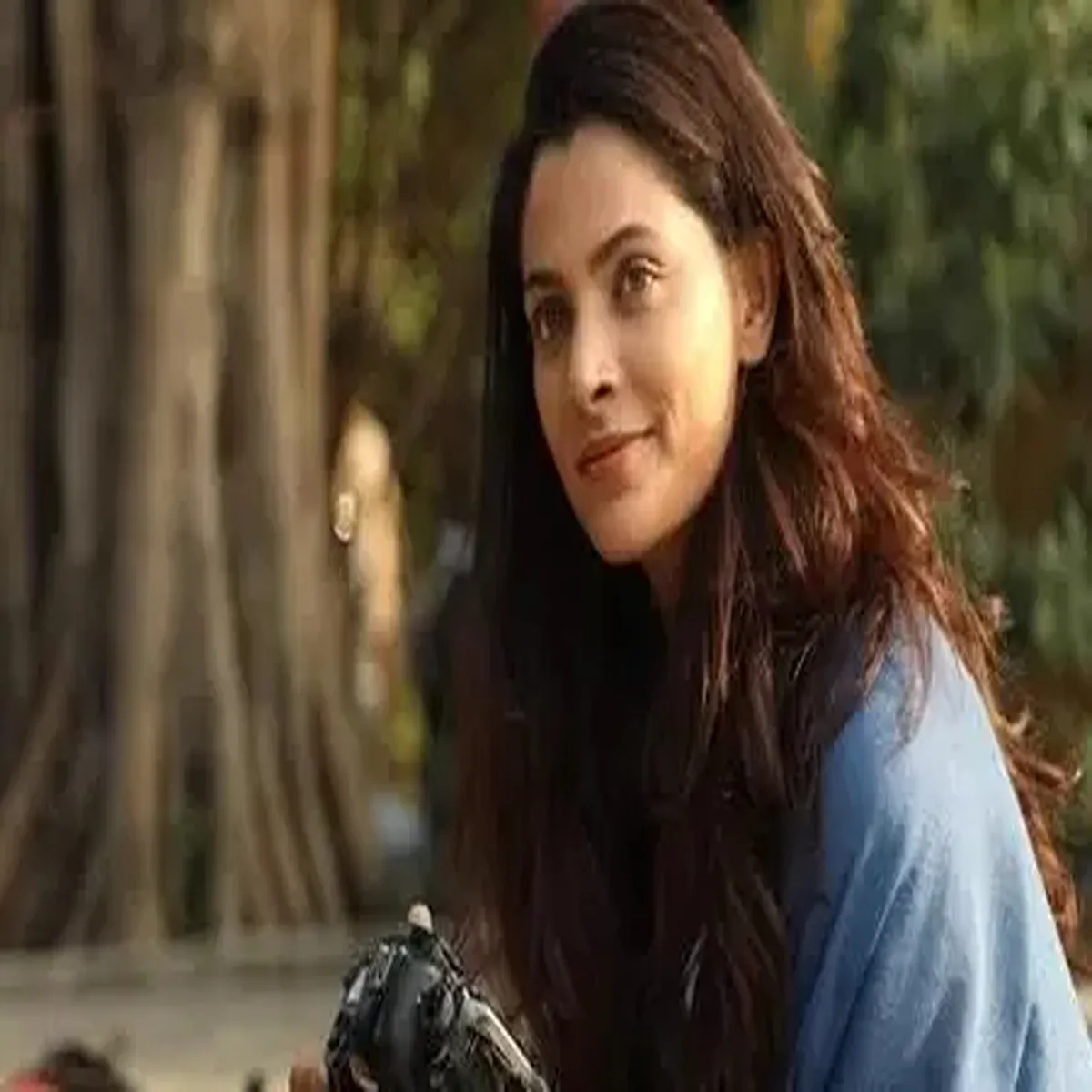 Cinema update saiyami kher takes photographer