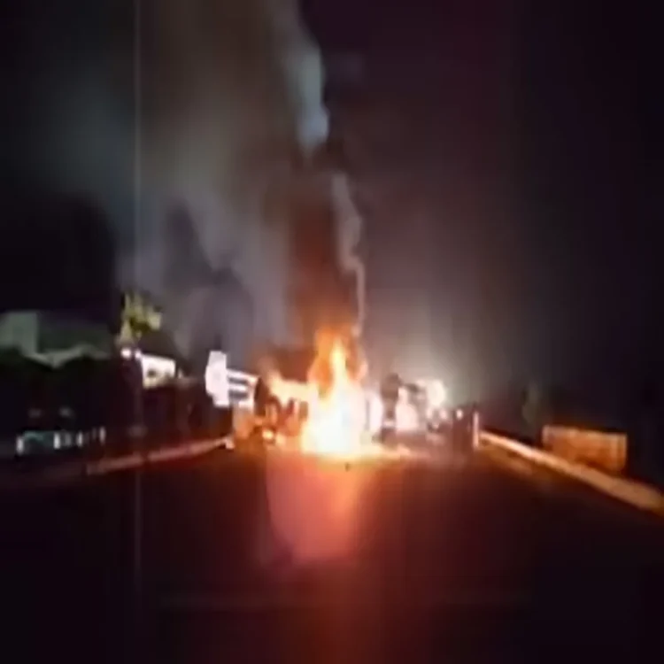 Trafficaccident bus fire expressway driver killed
