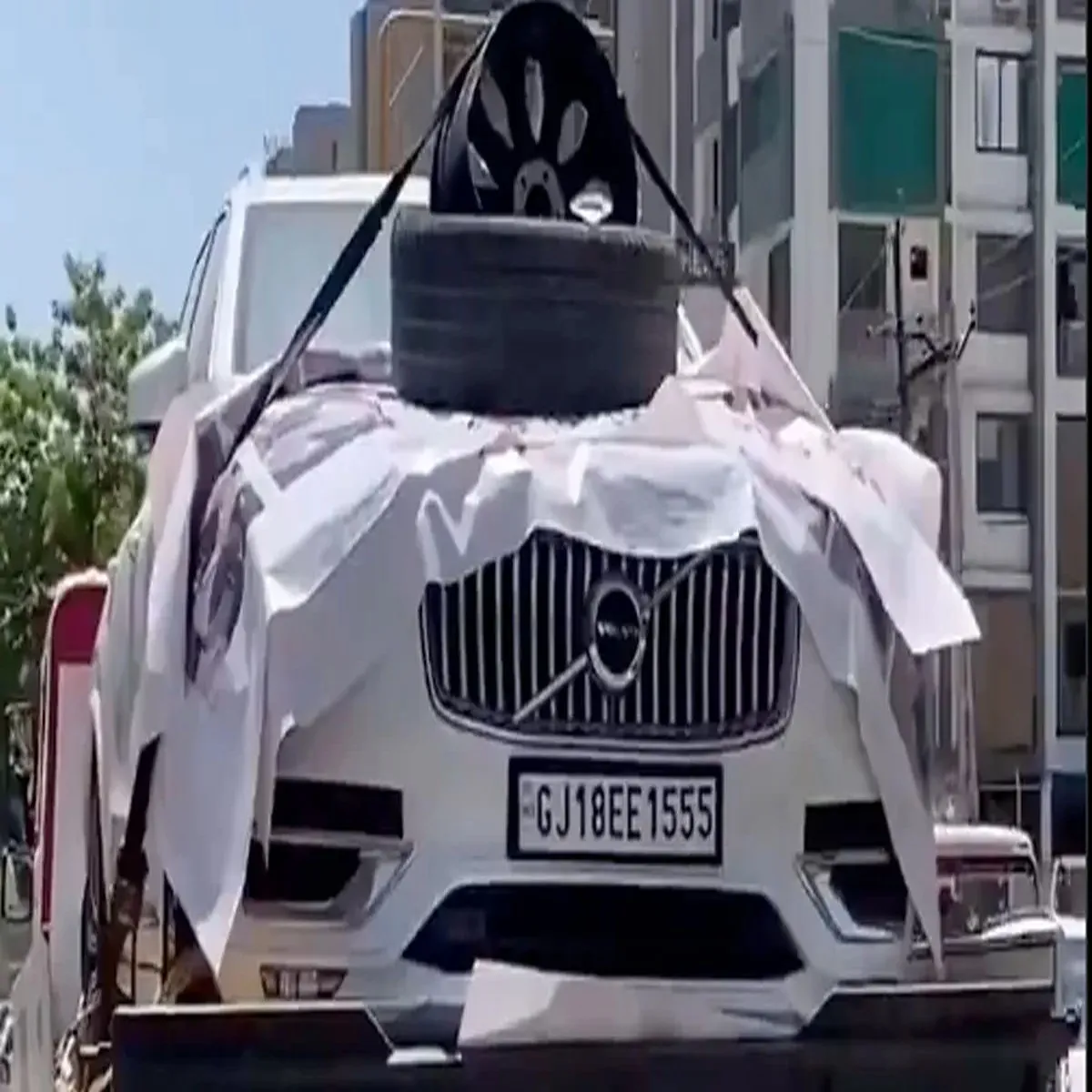 Volvoxc90 ahmedabad car owner stages protest