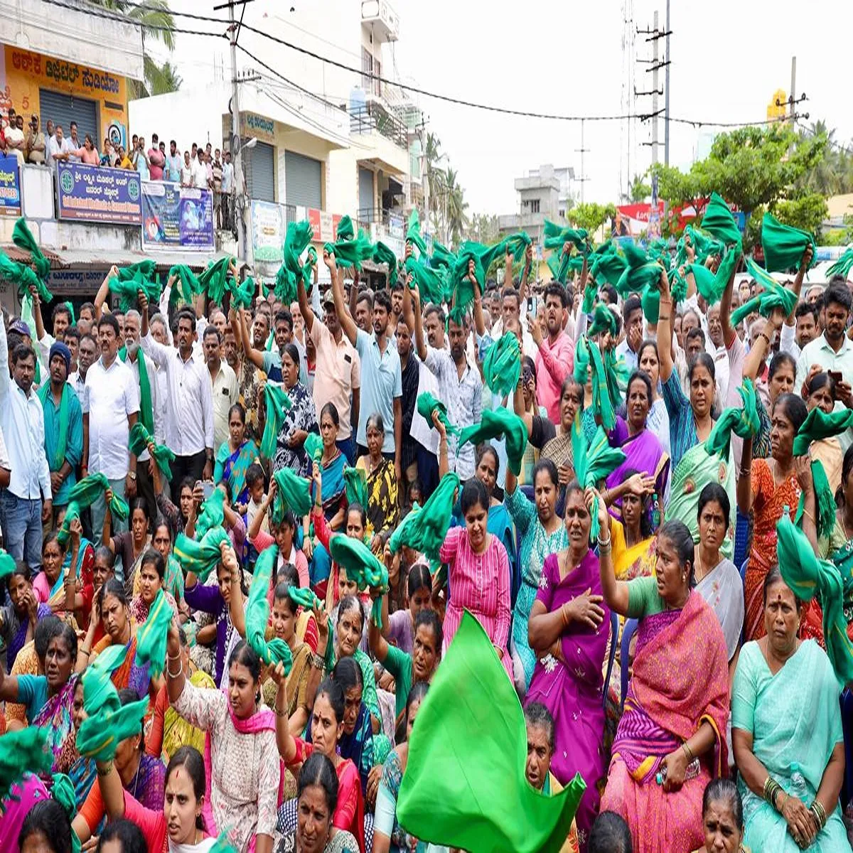 Farmers bjp leaders back bidadi villagers