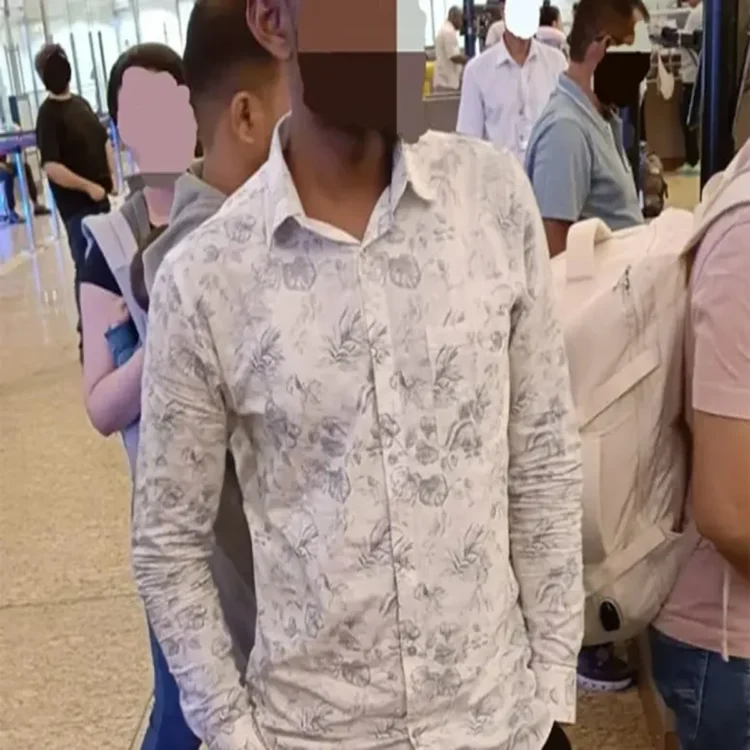 Cisf seizes foreign currency mumbai airport