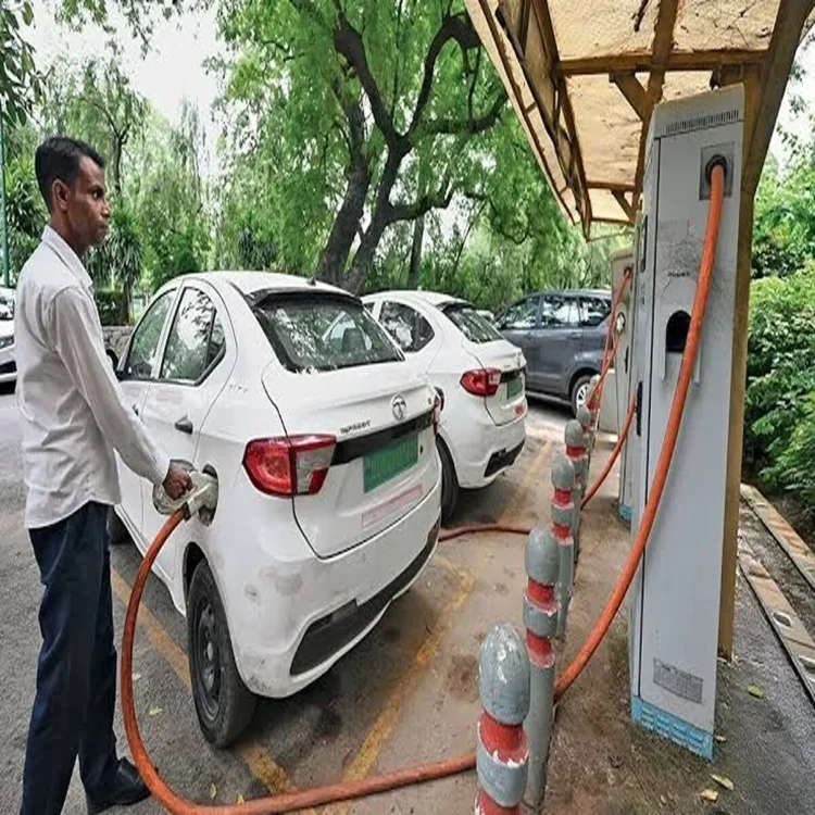 Delhi ev charging hubs expansion