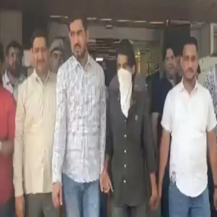 Drug peddling du student arrested